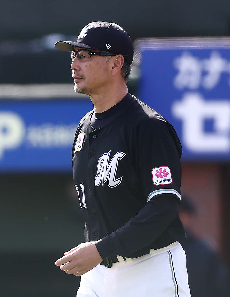 楽天対ロッテ　5回裏楽天2死一、二塁、マウンドに向かう吉井監督（撮影・河田真司）