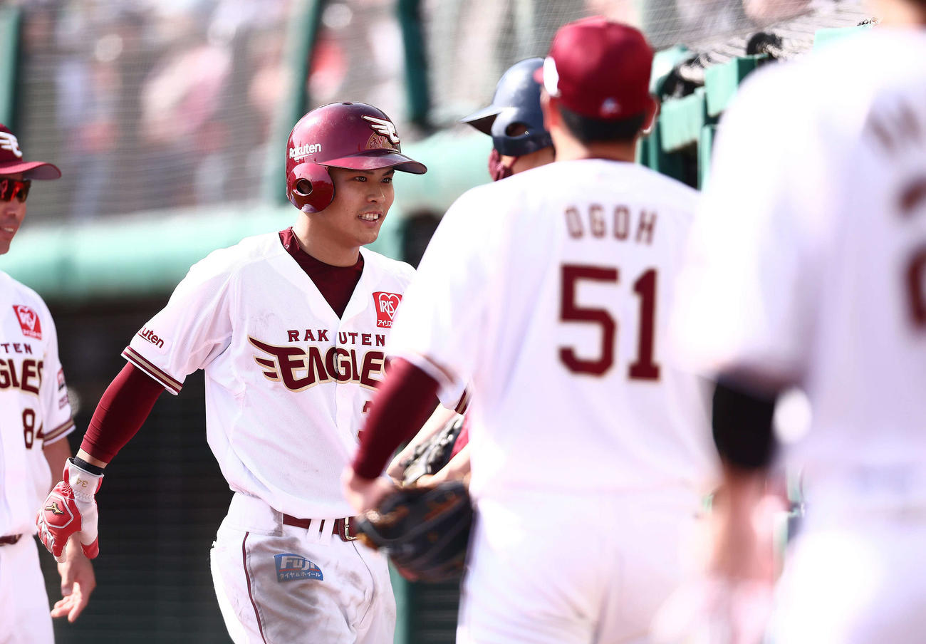 楽天対ロッテ　5回裏楽天2死一、三塁、浅村の先制適時内野安打で生還し、ベンチナインに迎えられる山崎（撮影・河田真司）
