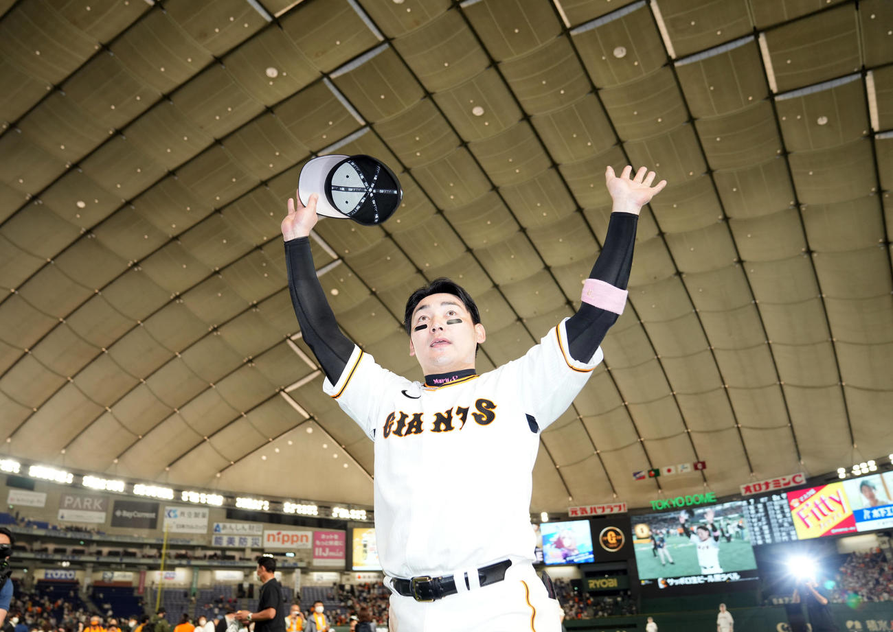 巨人対ヤクルト　ヒーローインタビュー後、ファンの声援に応える丸（撮影・狩俣裕三）