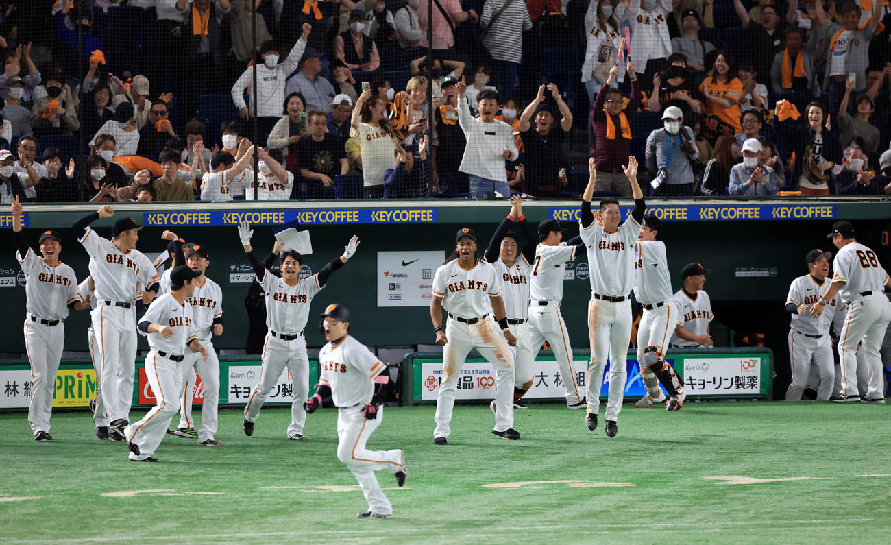 巨人対ヤクルト　9回裏2死、丸（手前）がサヨナラ本塁打を放ち、大喜びで飛び出す岡本和（中央）ら巨人の選手たち（撮影・浅見桂子）