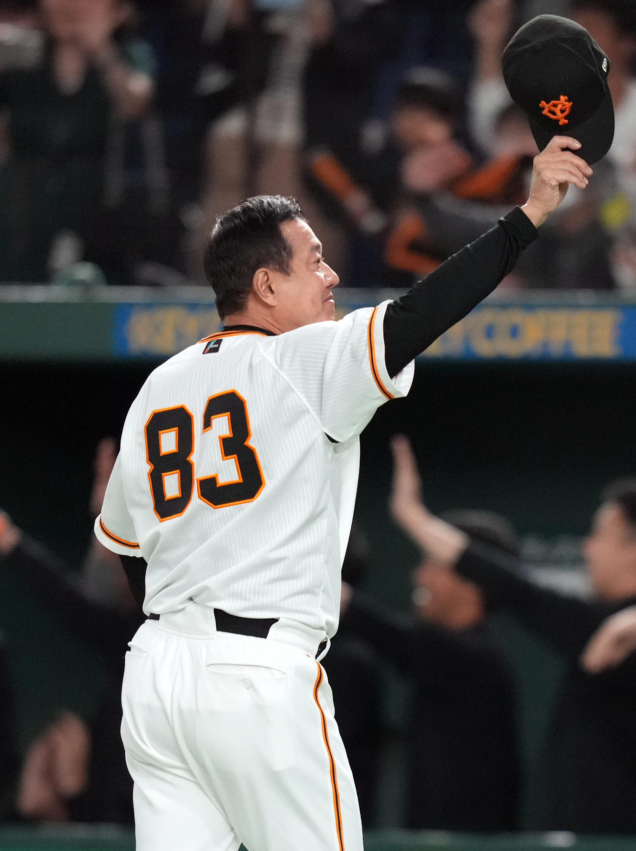 巨人対ヤクルト　サヨナラ勝ちし、ファンの声援に応える原監督（撮影・狩俣裕三）