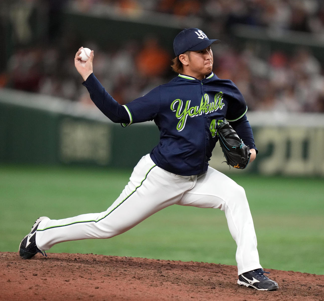 巨人対ヤクルト　9回裏から登板するヤクルト6番手の小沢（撮影・狩俣裕三）