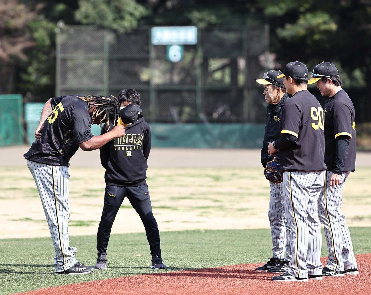 3月16日、1軍に合流し、岡田監督（左から3人目）にあいさつする阪神ミエセス