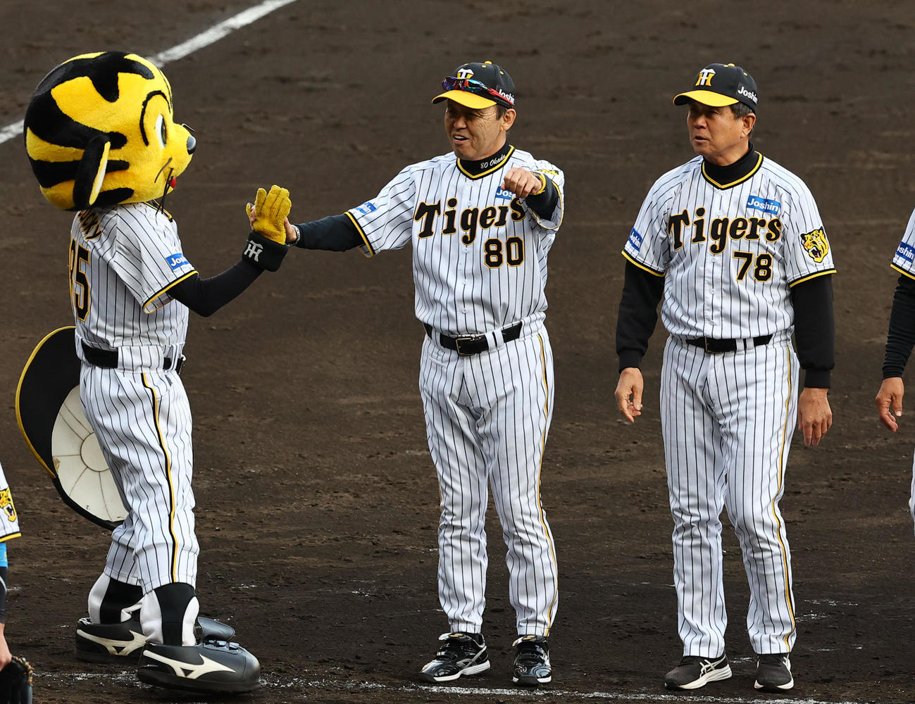 阪神対中日　中日に逆転勝ちし、トラッキー（左）とタッチを交わす岡田監督（撮影・藤尾明華）