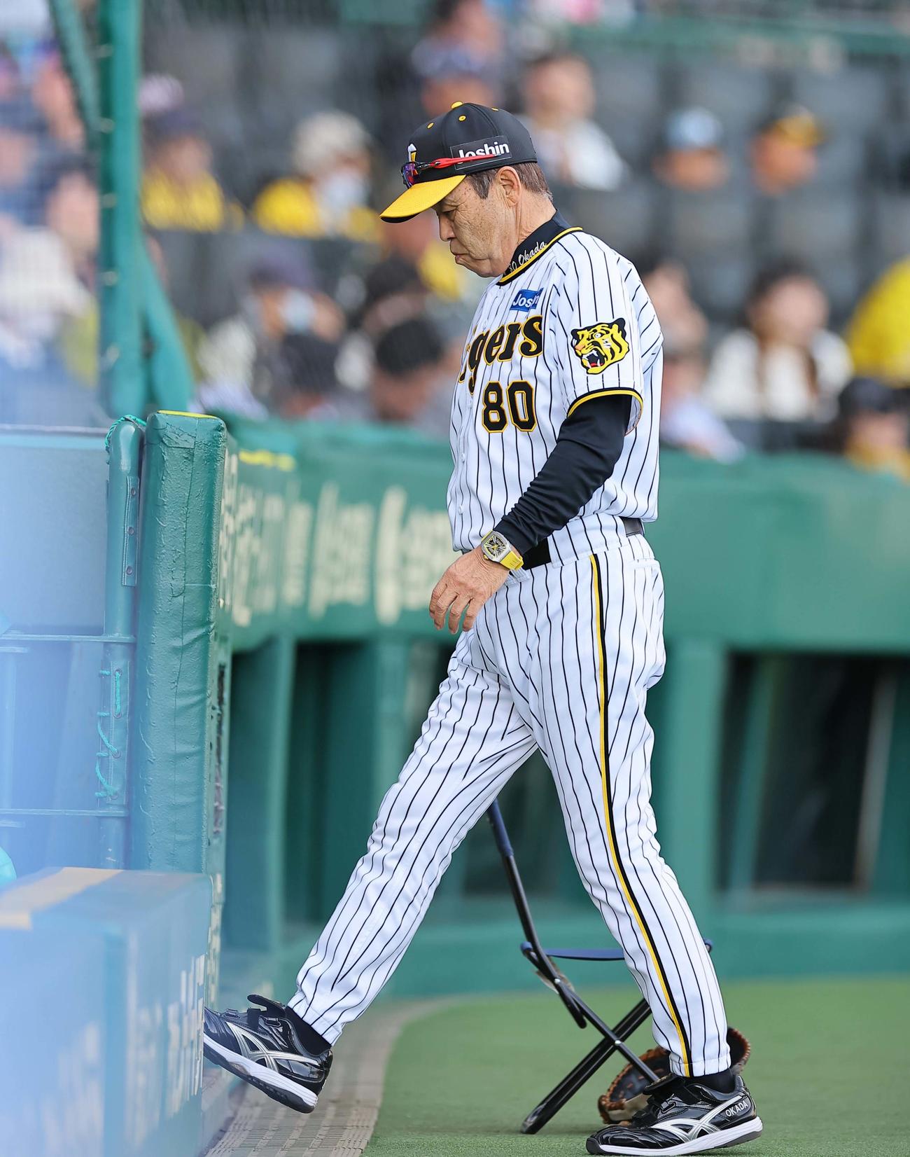 阪神対中日　選手交代を告げベンチに引き揚げる岡田監督（撮影・上田博志）