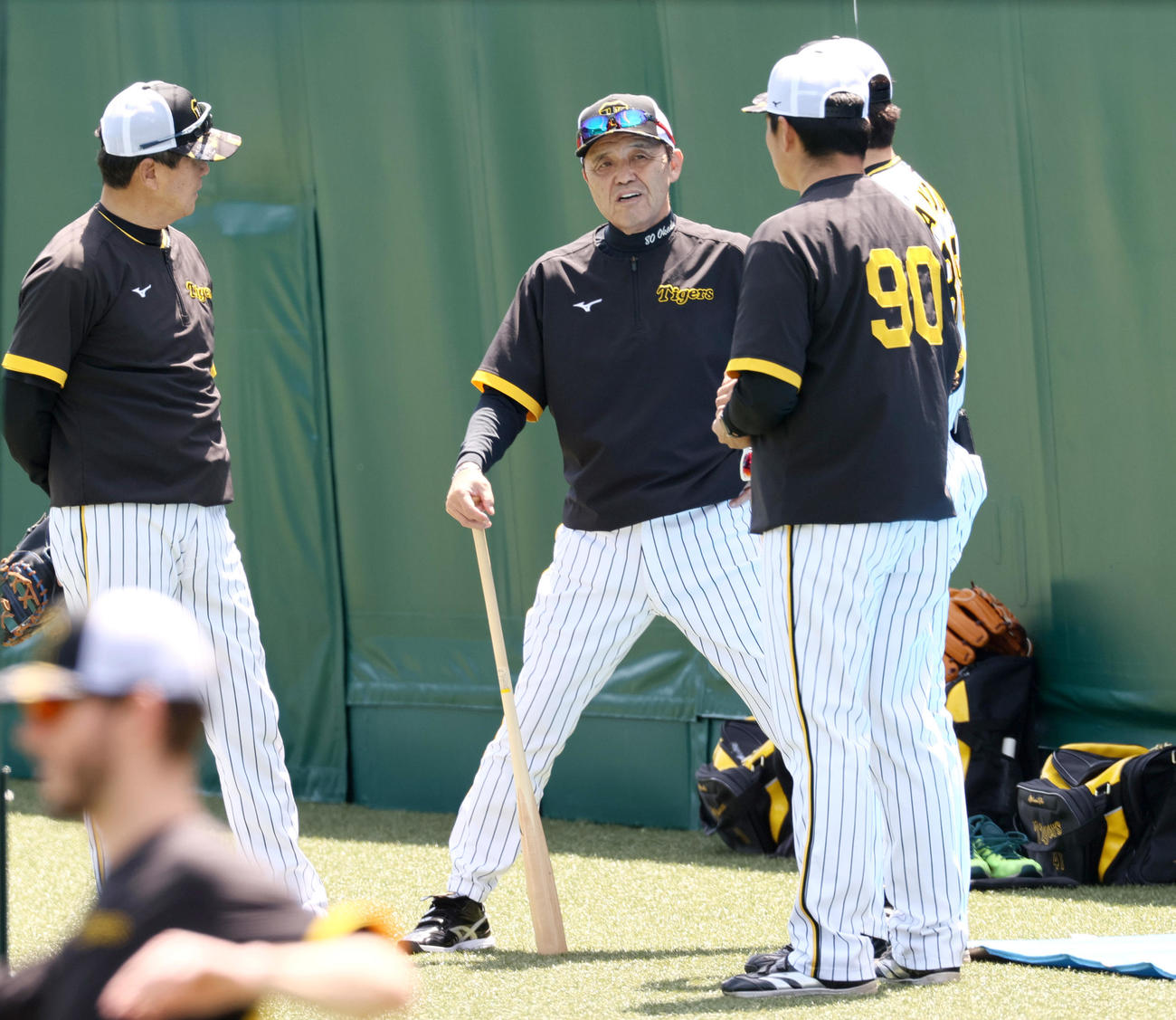 阪神対中日　試合前練習中、阪神岡田監督（左から2人目）は投手コーチらと話す（撮影・上山淳一）