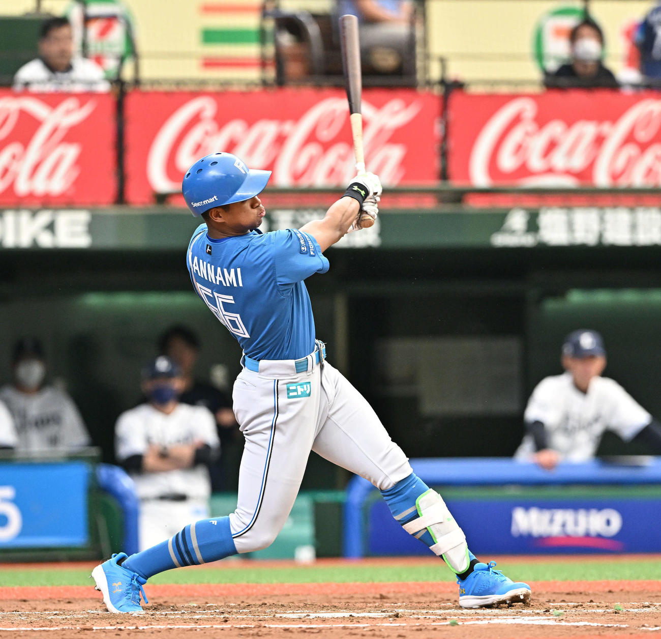 西武対日本ハム　7回表日本ハム1死、万波は左中間へ先制のソロ本塁打を放つ（撮影・滝沢徹郎）