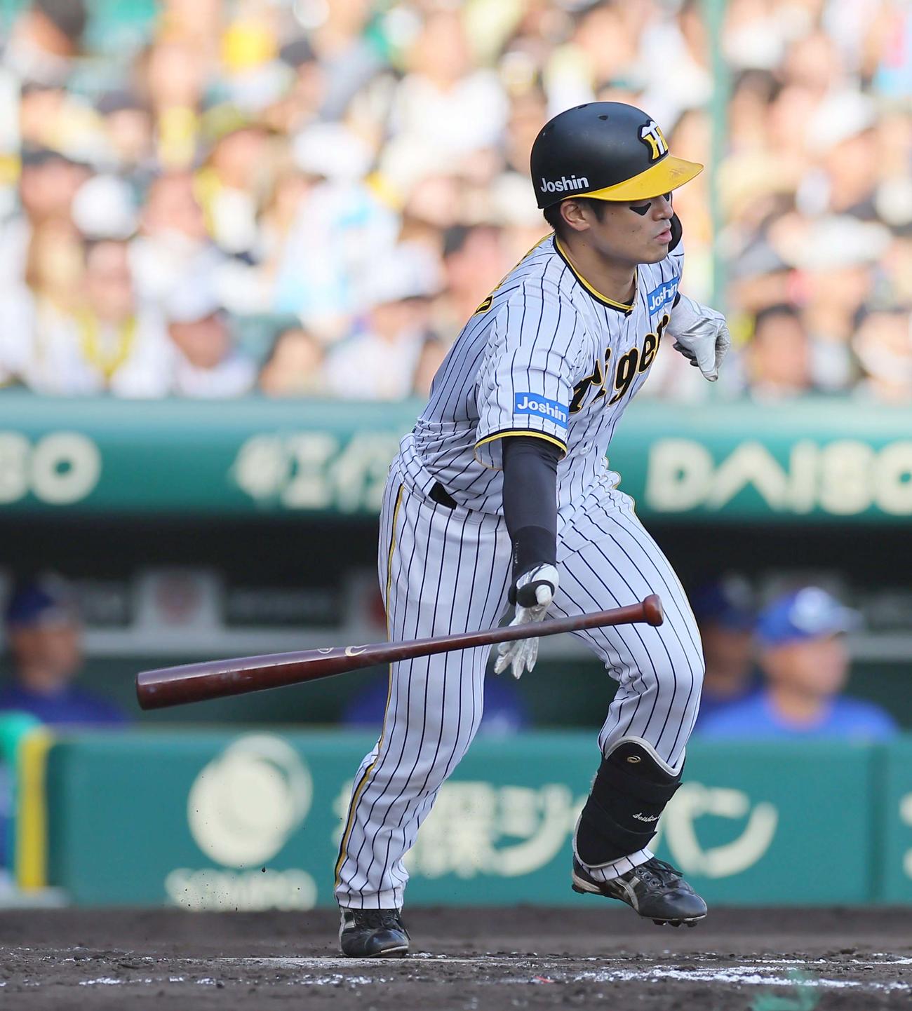 阪神対中日　7回裏阪神2死三塁、坂本は中前に適時打を放つ（撮影・上田博志）