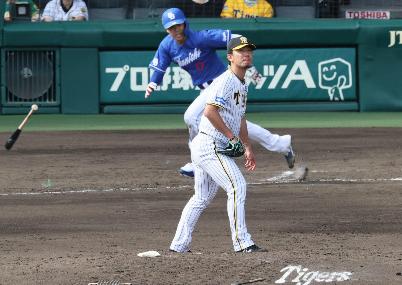 阪神対中日　4回表中日2死一、三塁、伊藤将（手前）は柳に先制の左前適時打を打たれる（撮影・上山淳一）