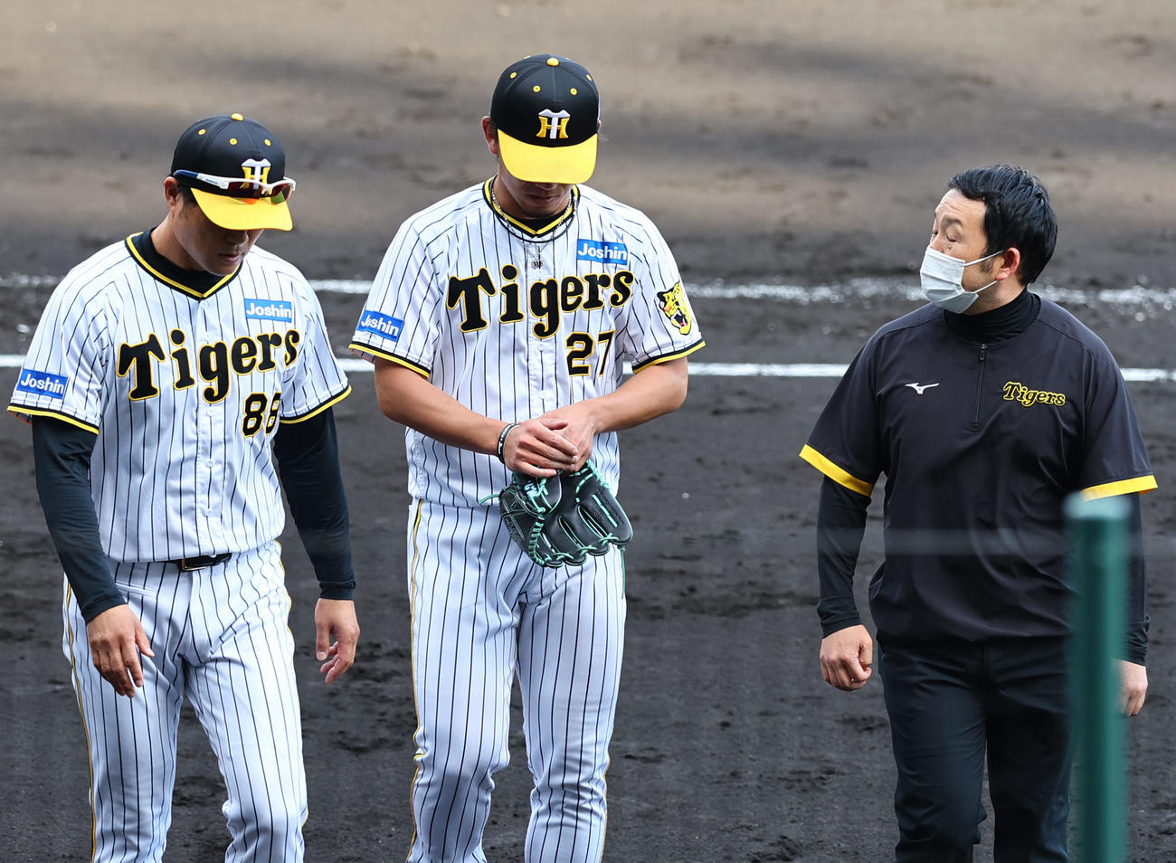 阪神対中日　6回表中1死一塁、村松の打球を受け、左手付近を気にしながら治療に向かう阪神伊藤将（撮影・藤尾明華）