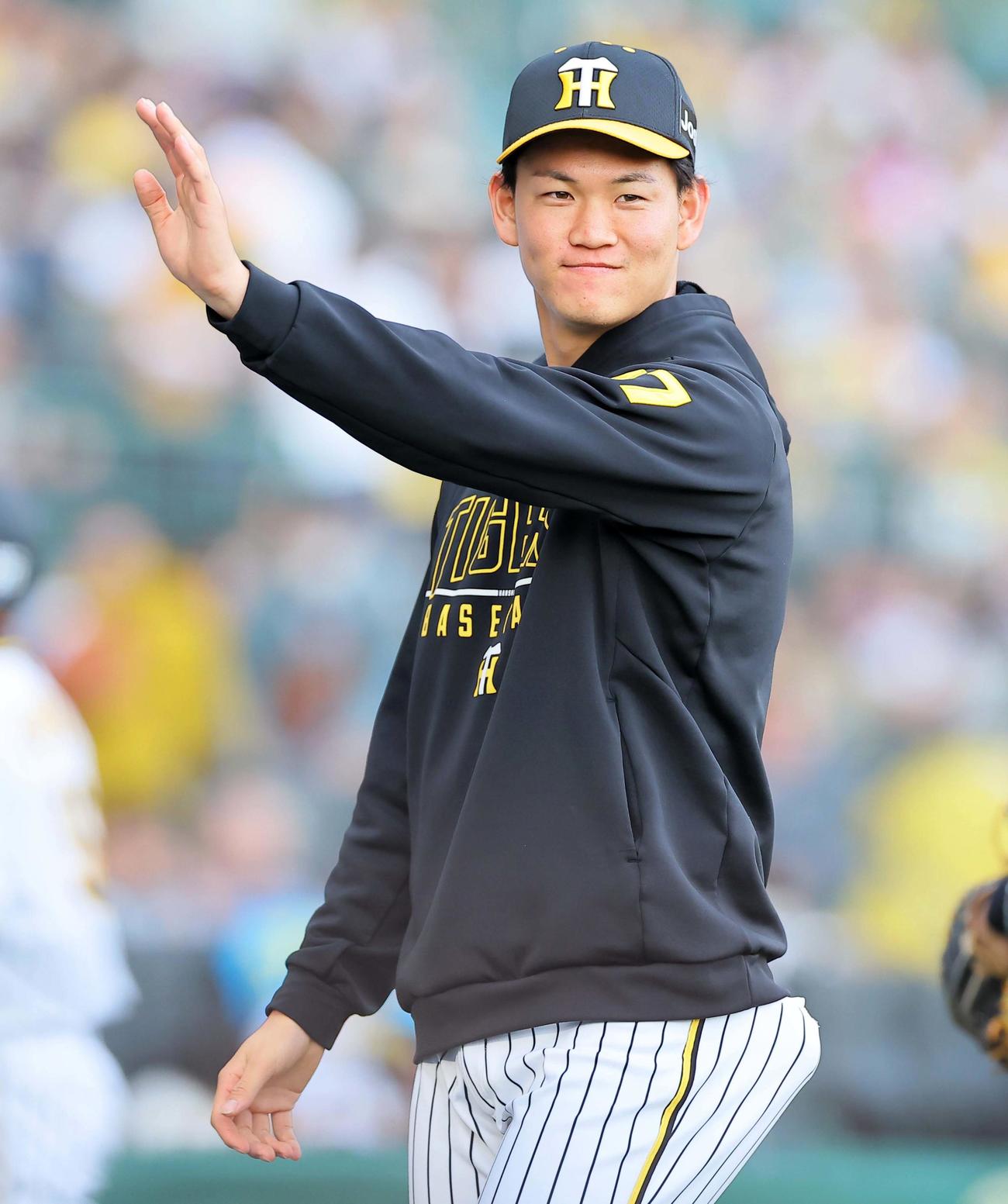 阪神対中日　勝利投手の及川はファンの拍手に手を上げて応える（撮影・上田博志）