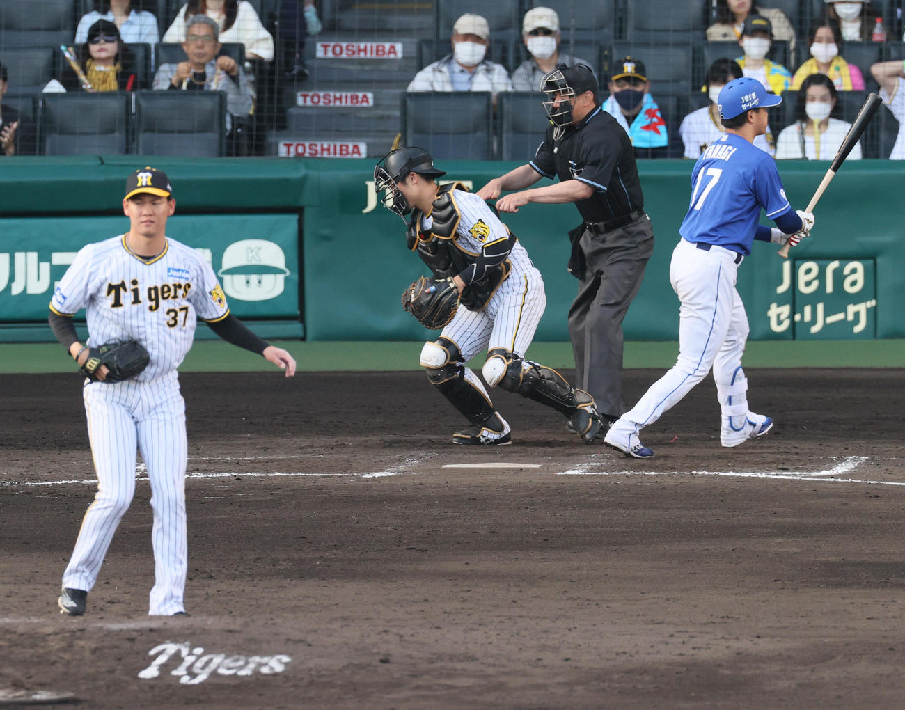 阪神対中日　8回表中日2死、及川（左）は柳を見逃し三振に仕留める（撮影・上山淳一）
