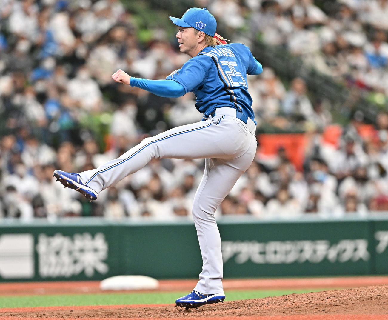 西武対日本ハム　日本ハム4番手で投球する宮西（撮影・滝沢徹郎）