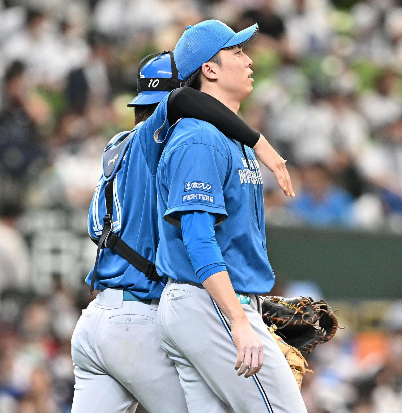 西武対日本ハム　9回裏、日本ハム5番手で試合を締めた田中正（右）は捕手清水からねぎらわれる（撮影・滝沢徹郎）