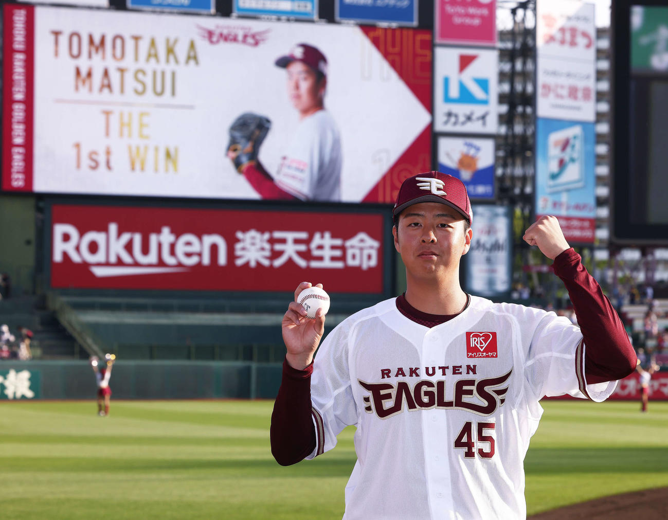 楽天対ロッテ　プロ初勝利を飾り、記念球を手に写真に納まる松井友（撮影・河田真司）