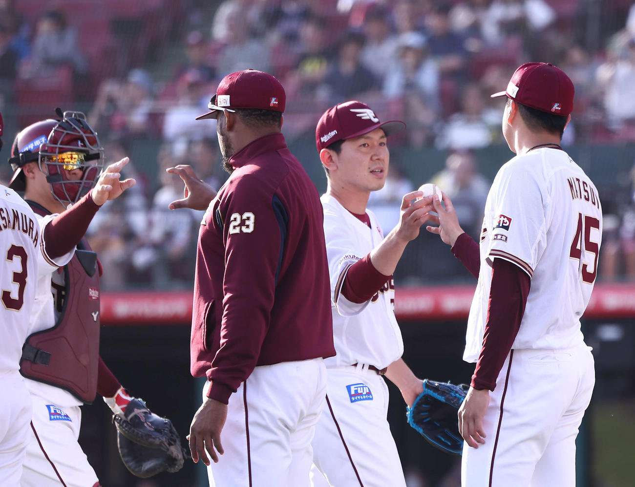 楽天対ロッテ　ロッテに勝利し、プロ初勝利を飾る松井友（右）は、西口からウイニングボールを受け取る（撮影・河田真司）