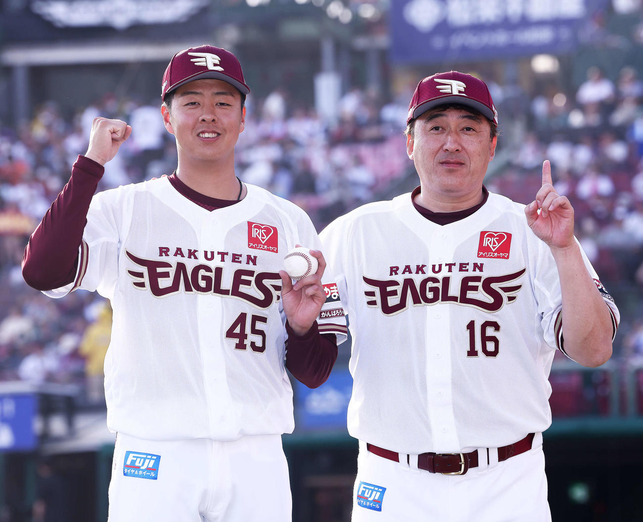 楽天対ロッテ　プロ初勝利を飾り、石井監督（右）と笑顔で写真に納まる松井友（撮影・河田真司）