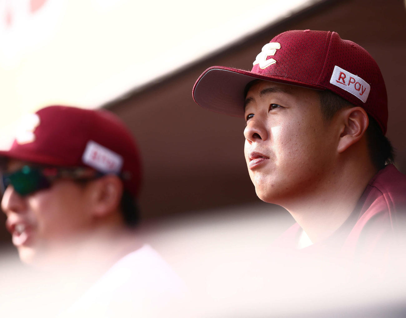 楽天対ロッテ　7回裏、戦況を見守る松井友（撮影・河田真司）