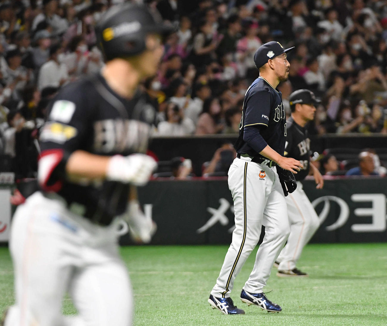 ソフトバンク対オリックス　延長11回裏ソフトバンク無死一、二塁、栗原（左）に中越えサヨナラ打を打たれたオリックス平野佳（撮影・岩下翔太）