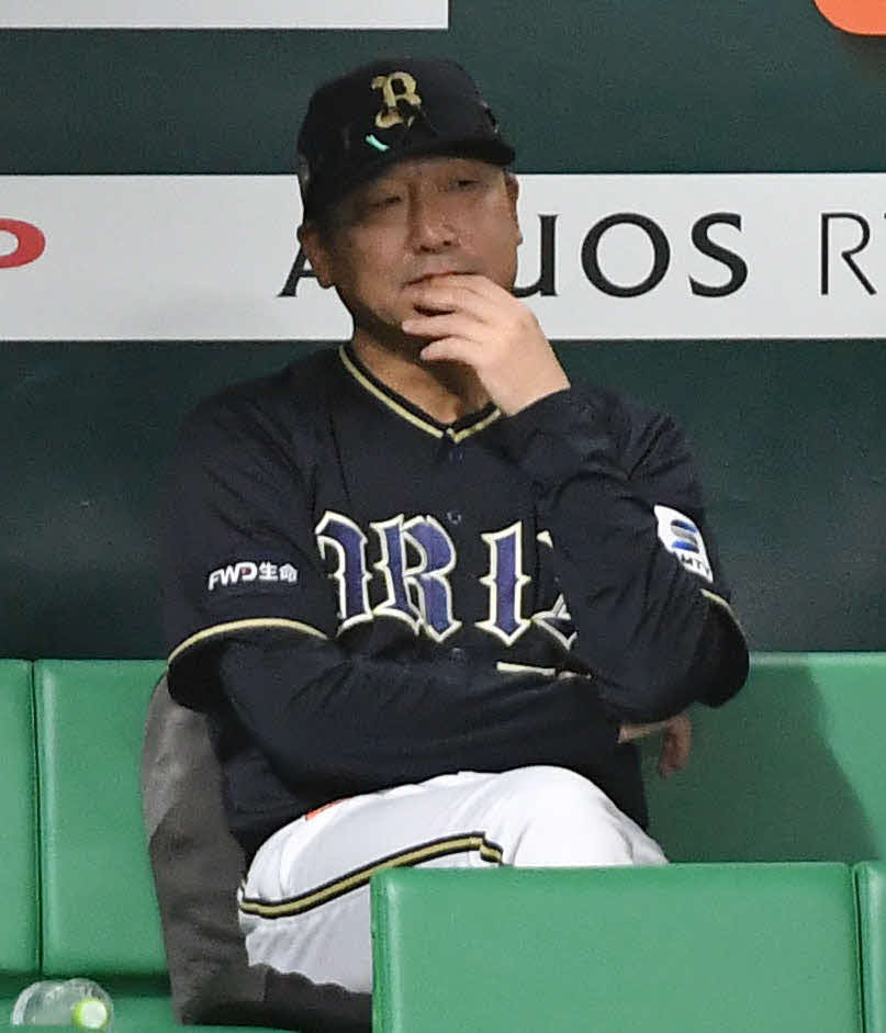ソフトバンク対オリックス　1回裏ソフトバンク2死一、二塁、今宮にこの回4つ目の四球を与えた小野に厳しい表情を見せる中嶋監督（撮影・岩下翔太）
