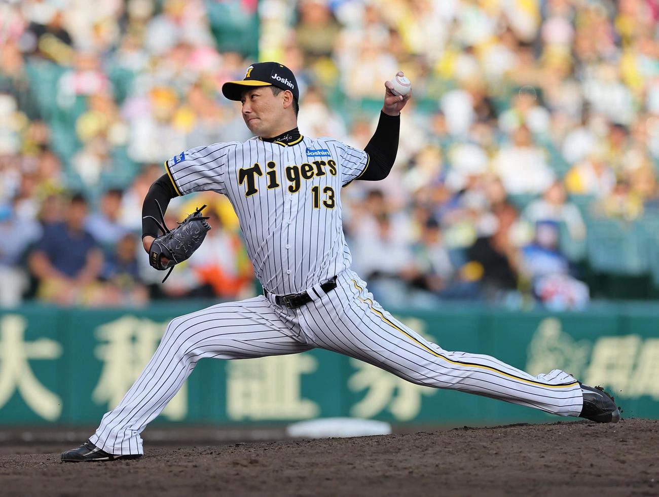 阪神対中日　9回、セーブを挙げた阪神4番手の岩崎（撮影・上田博志）