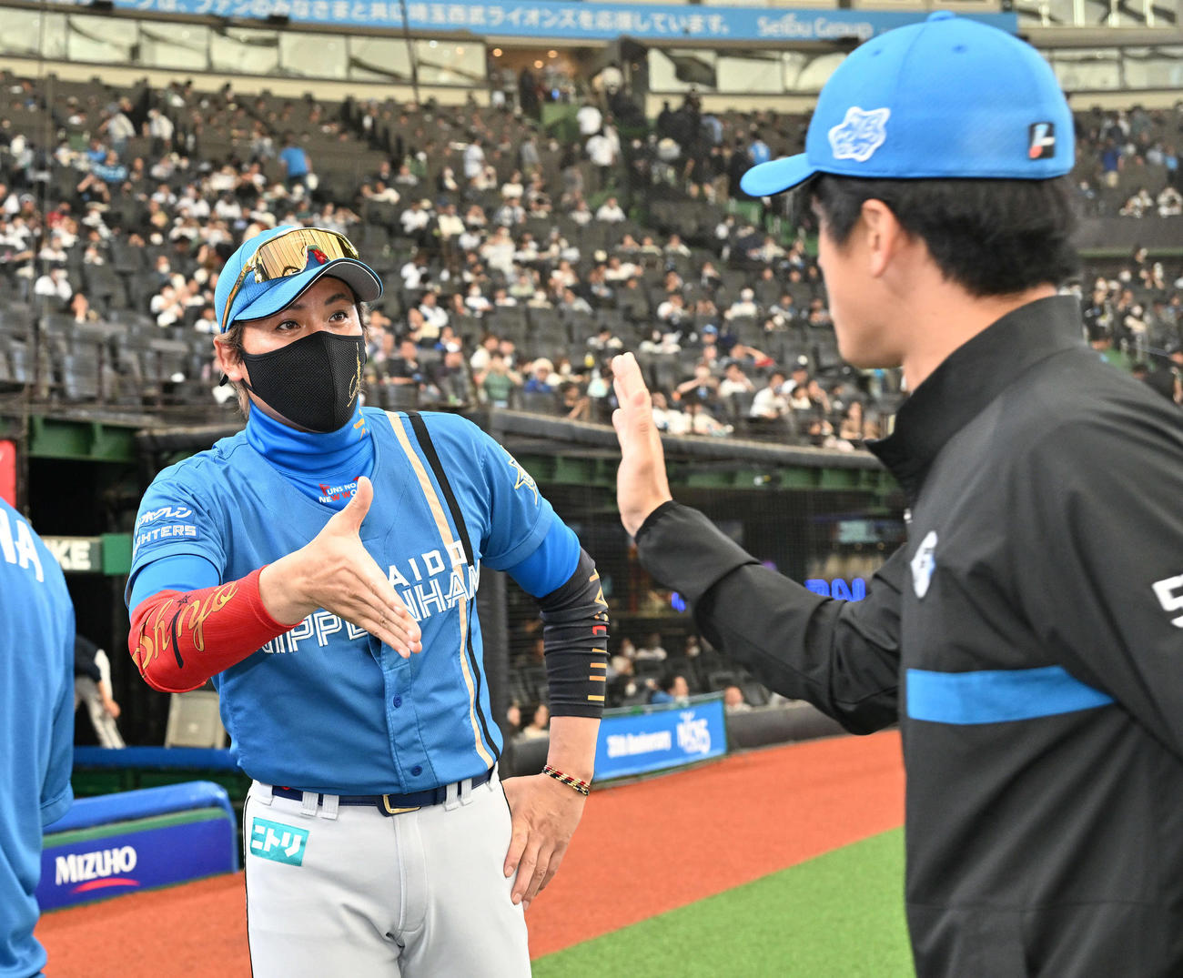 西武対日本ハム　試合後、日本ハム新庄監督（左）は勝利投手の北山と握手をかわす（撮影・滝沢徹郎）
