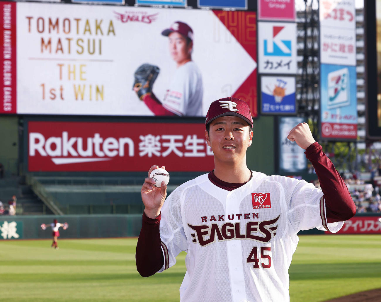 楽天対ロッテ　プロ初勝利を祝う大型ビジョンを背に、記念球を手にして笑顔を見せる松井友（撮影・河田真司）
