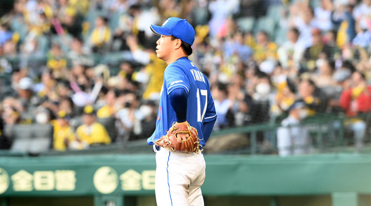 阪神対中日　8回裏阪神2死一、二塁、佐藤輝に勝ち越しの右前適時打を打たれがっくりする柳（撮影・前岡正明）