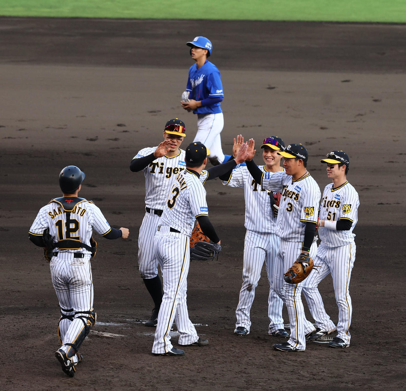 阪神対中日　中日に逆転勝ちし、タッチを交わす佐藤輝（左から2人目）ら阪神ナイン（撮影・藤尾明華）