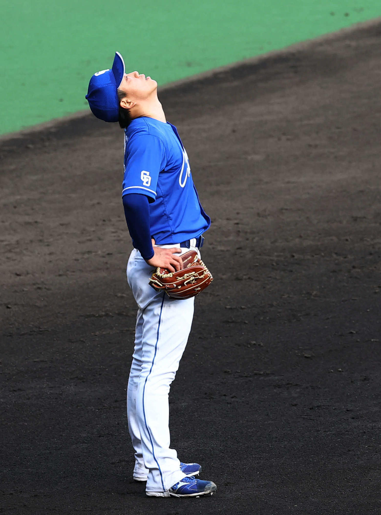 阪神対中日　8回裏阪神2死一、二塁、佐藤輝に勝ち越し打を許し、天を仰ぐ中日柳（撮影・藤尾明華）