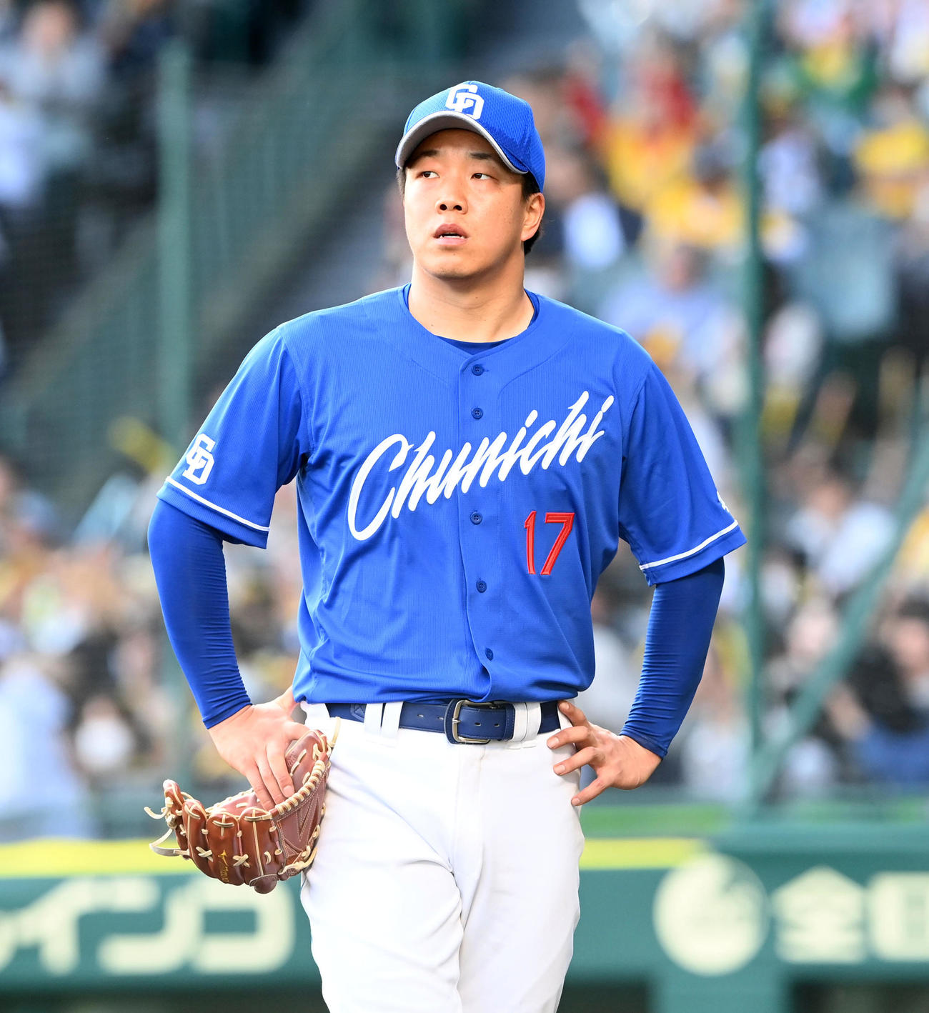 阪神対中日　8回裏阪神2死一、二塁、佐藤輝に勝ち越しの右前適時打を打たれ交代する柳（撮影・前岡正明）