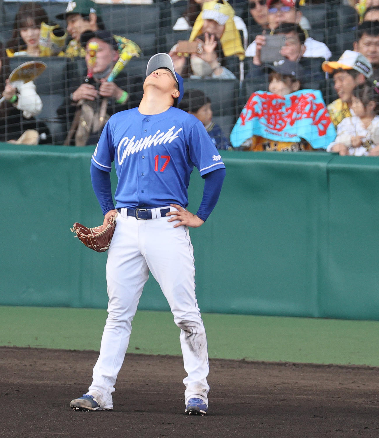 阪神対中日　8回裏阪神2死一、二塁、柳は佐藤輝に右前適時打を浴び、天を仰ぎ悔しがる（撮影・上山淳一）