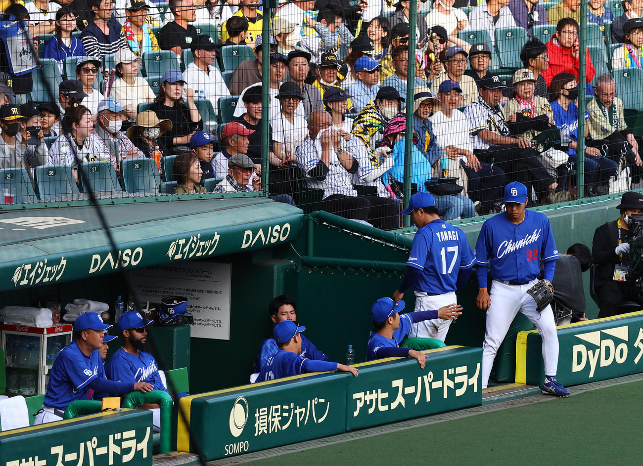 阪神対中日　8回裏途中、降板する中日柳（右から2人目）（撮影・藤尾明華）