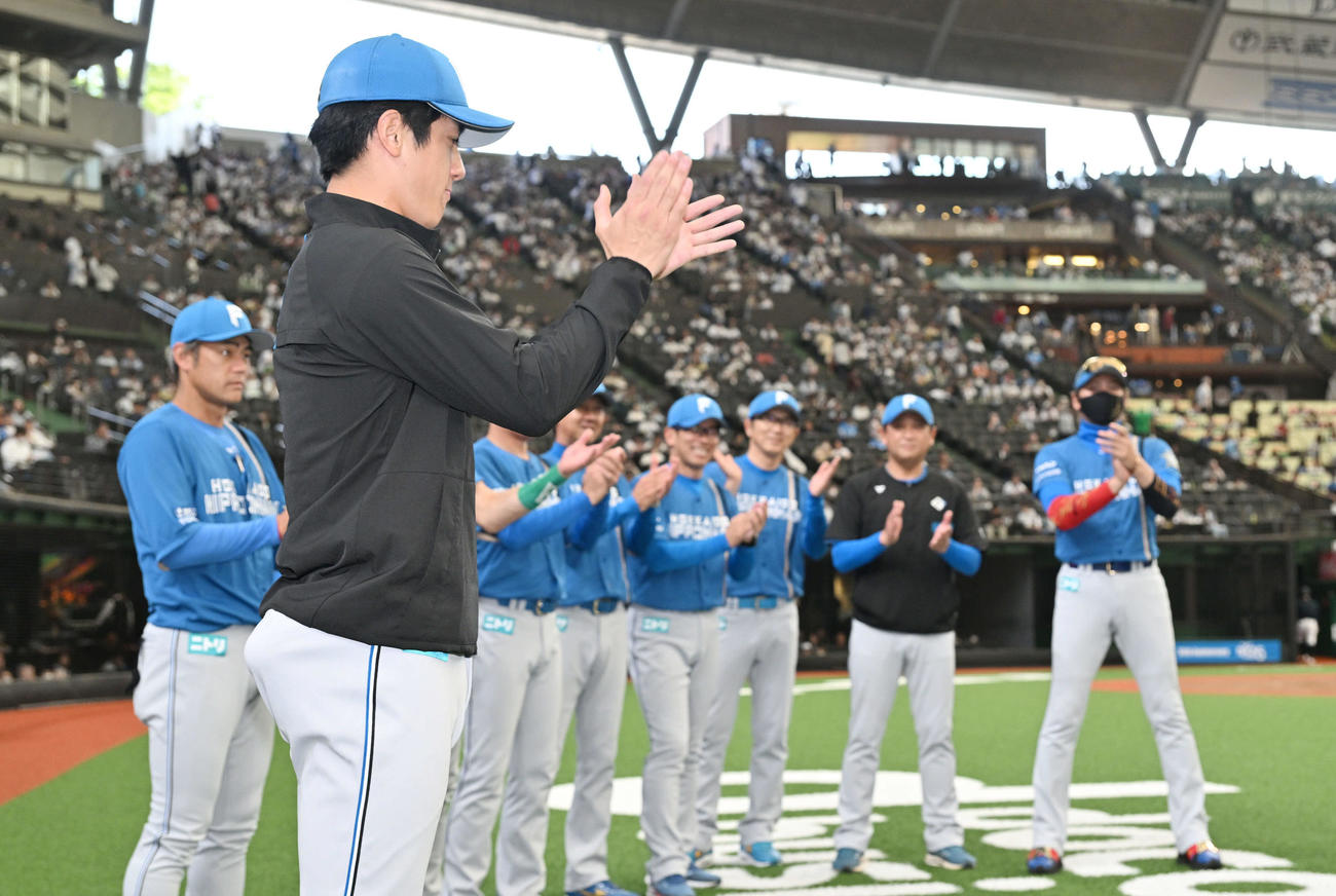 西武対日本ハム　試合後、一本締めの音頭を取る勝利投手の日本ハム北山。後方右は新庄監督（撮影・滝沢徹郎）