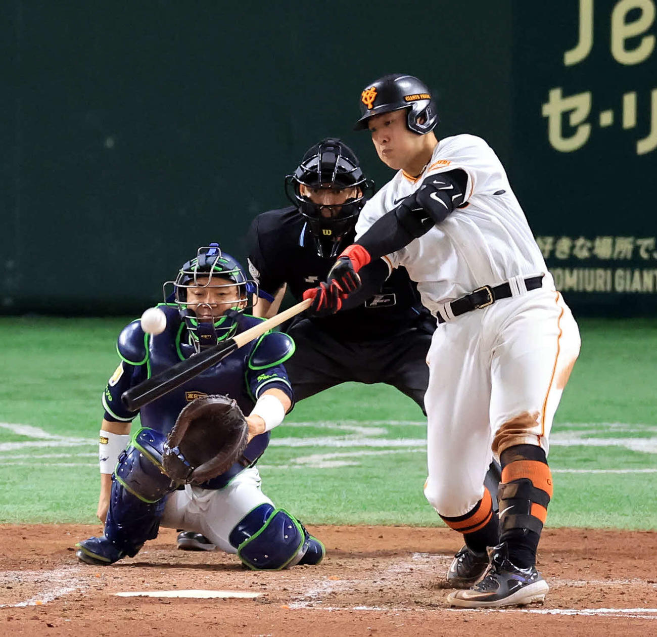 巨人対ヤクルト　5回裏巨人2死、岡本和は中越えソロ本塁打を放つ（撮影・浅見桂子）