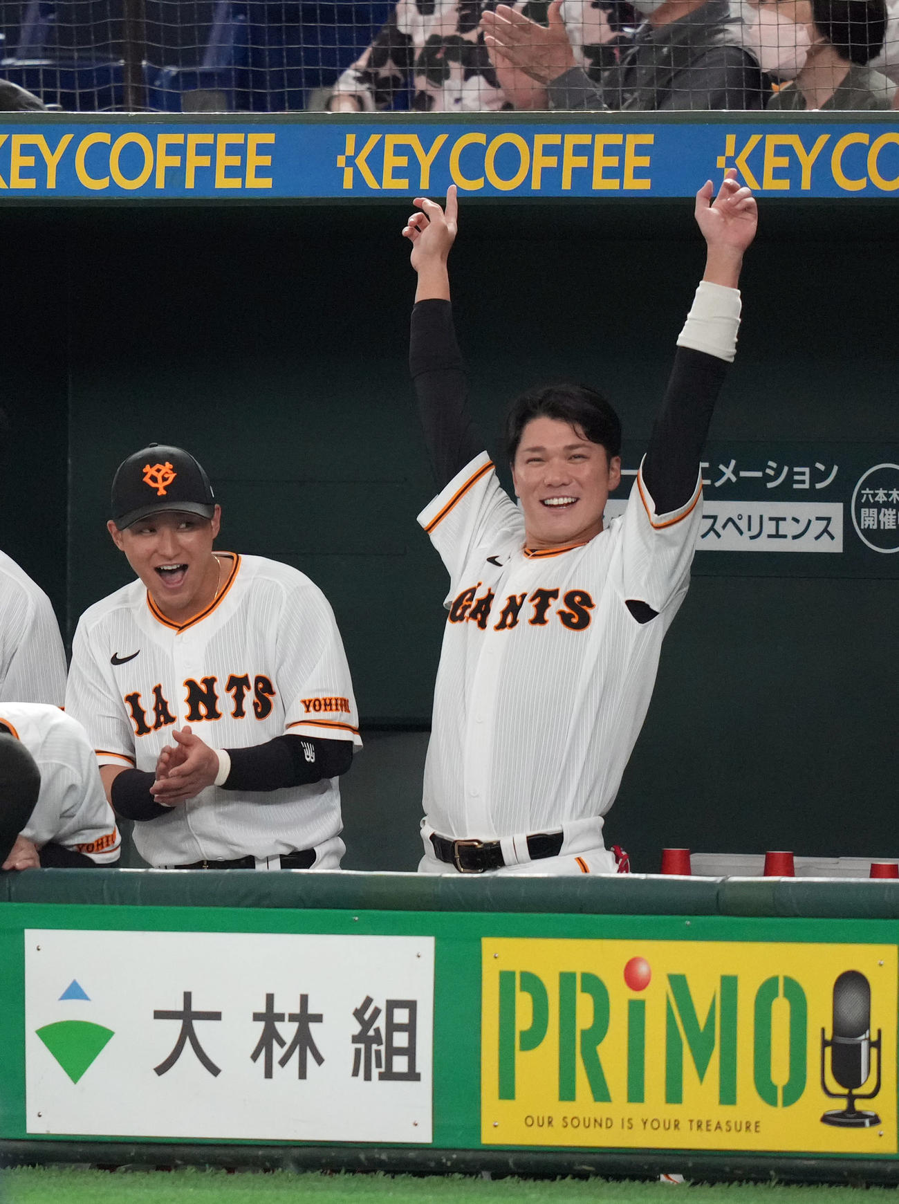 巨人対ヤクルト　5回裏巨人2死、自身に続き、岡本和がソロ本塁打を放ち、バンザイをする坂本（右）（撮影・狩俣裕三）