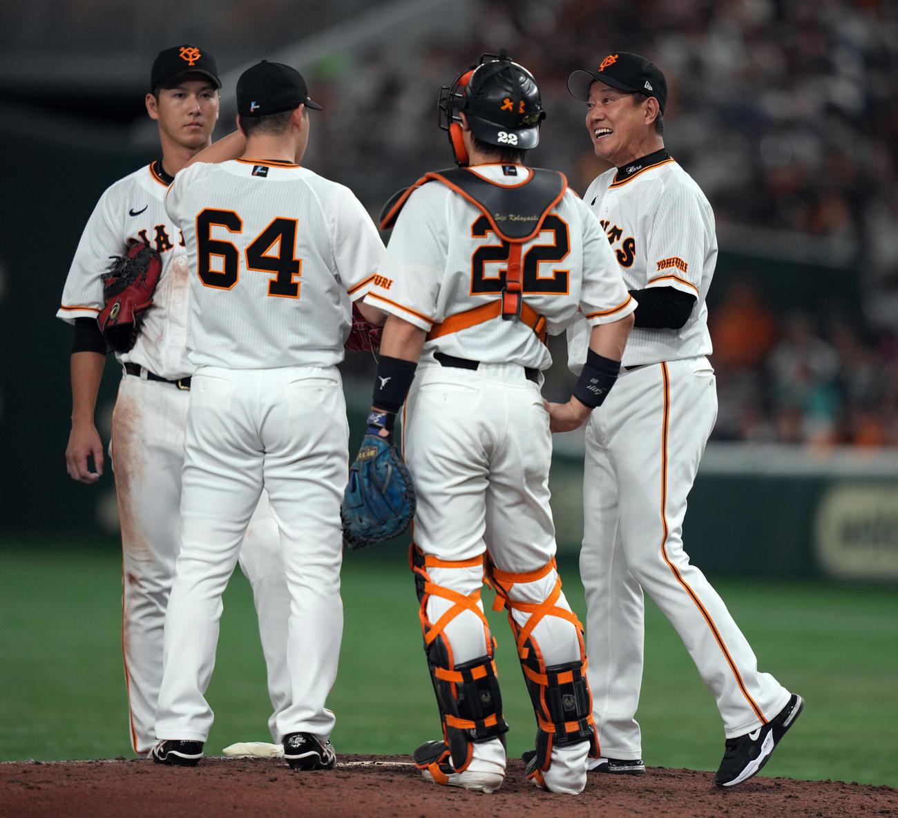 巨人対ヤクルト　7回表ヤクルト1死、村上に2点本塁打を浴びた後、大江（左）に苦笑いをしながら交代を告げる原監督（撮影・狩俣裕三）