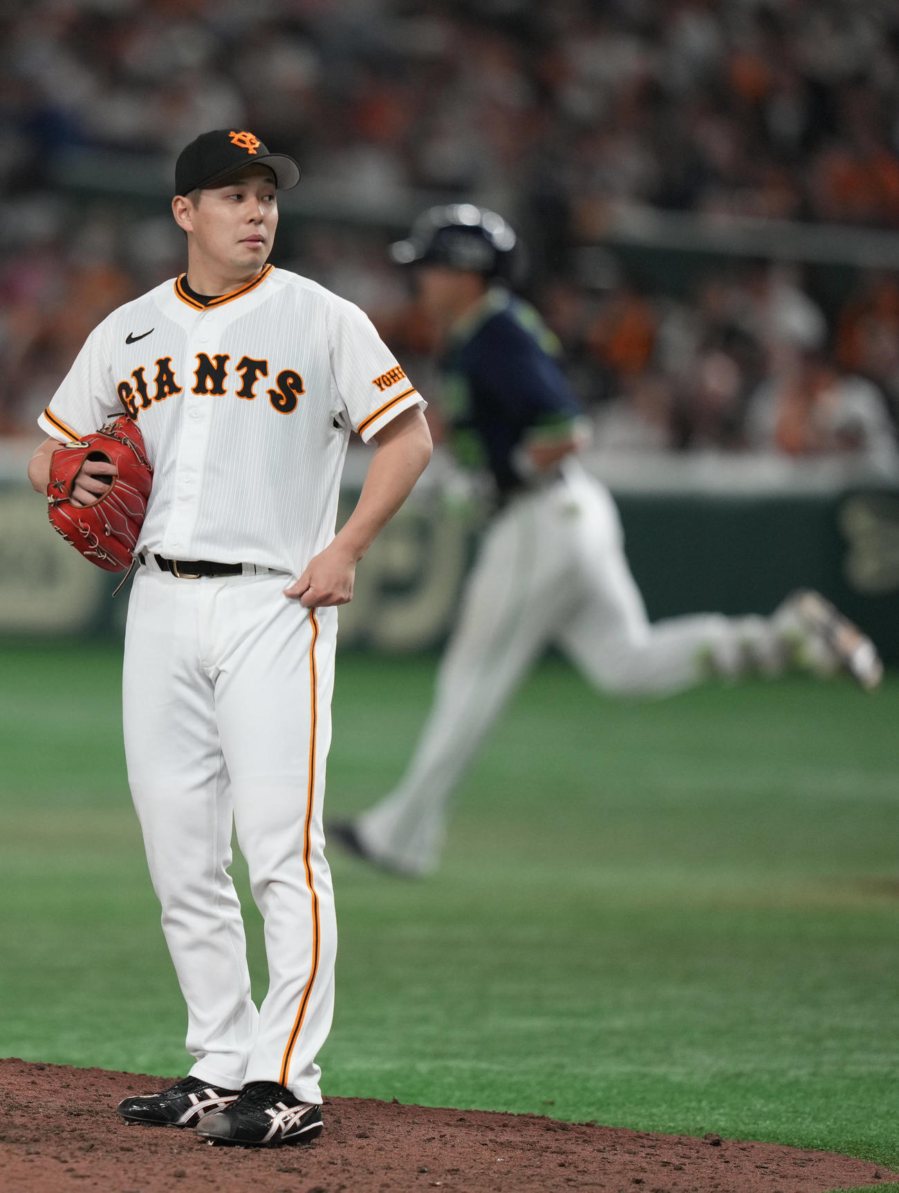 巨人対ヤクルト　7回表ヤクルト1死一塁、村上（後方）に2点本塁打を浴びる大江（撮影・狩俣裕三）