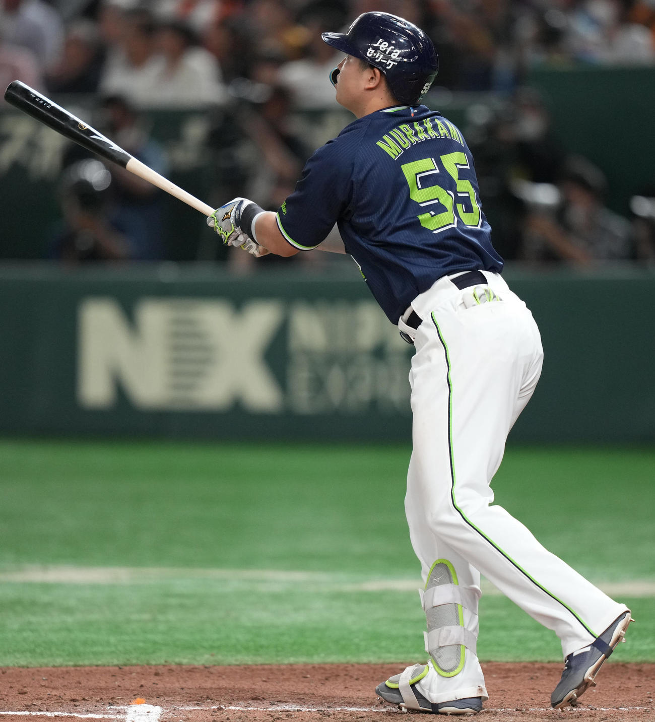 巨人対ヤクルト　7回表ヤクルト1死一塁、2点本塁打を放つ村上（撮影・狩俣裕三）