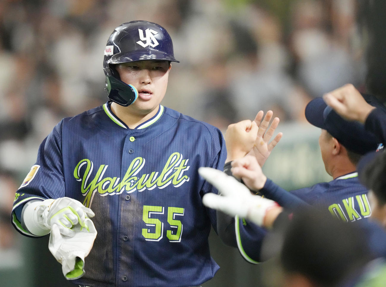 巨人対ヤクルト　2回表ヤクルト2死一、二塁、武岡の先制適時打で生還し、ベンチに迎えられる村上（撮影・狩俣裕三）