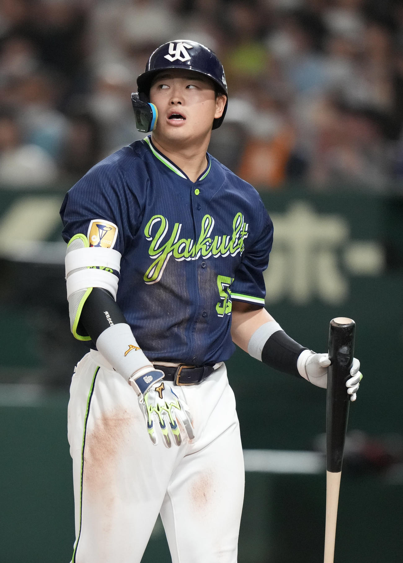 巨人対ヤクルト　5回表ヤクルト1死一、三塁、空振り三振に倒れ、悔しがる村上（撮影・狩俣裕三）