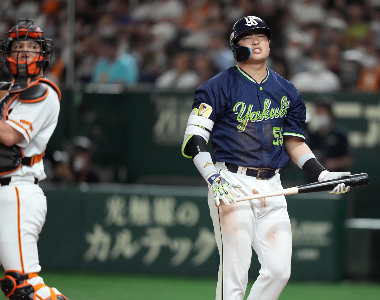 巨人対ヤクルト　5回表ヤクルト1死一、三塁、空振り三振に倒れ、悔しがる村上（右）。左は小林（撮影・狩俣裕三）