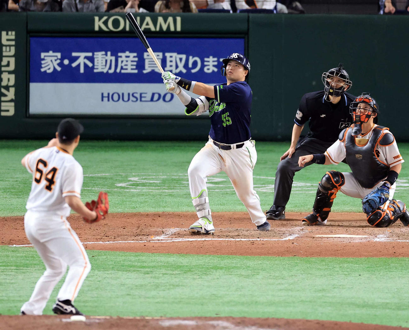 巨人対ヤクルト　7回表ヤクルト1死一塁、村上は右越え2点本塁打を放つ。投手大江（撮影・浅見桂子）