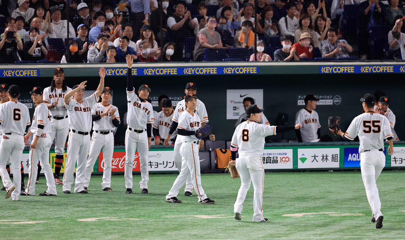 巨人対ヤクルト　1回表ヤクルト2死二塁、村上の左への大きな当たりを秋広（右）が好捕し、拍手で迎える巨人の選手たち（撮影・浅見桂子）