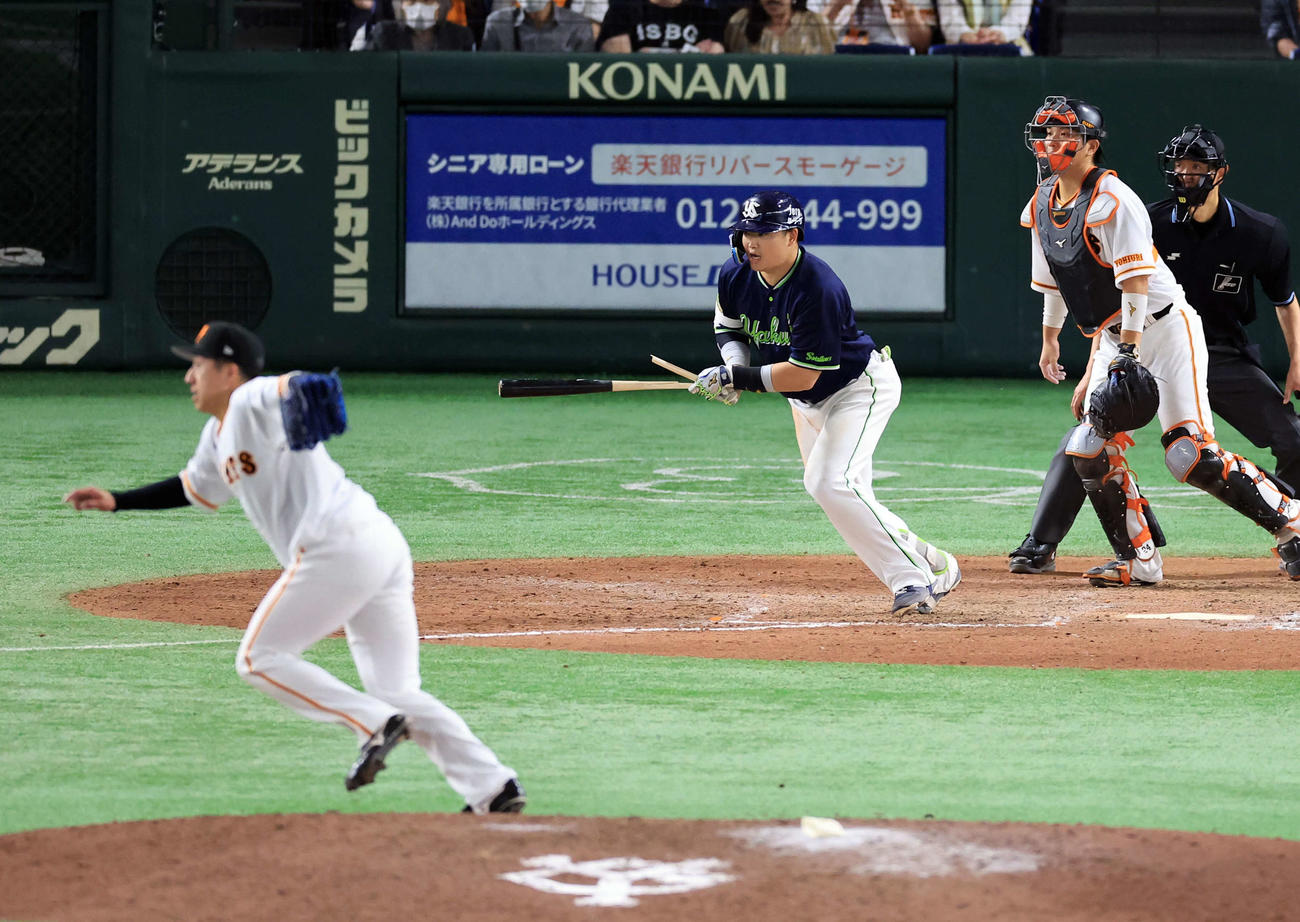 巨人対ヤクルト　9回表ヤクルト2死、村上は一塁ゴロに倒れる。投手大勢（撮影・浅見桂子）