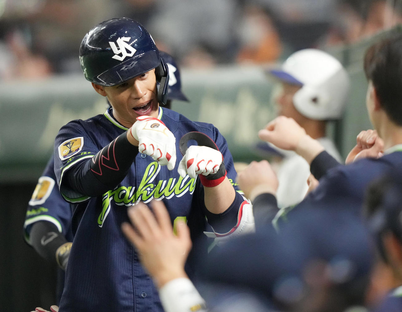 巨人対ヤクルト　7回表ヤクルト無死一塁、2点本塁打を放ち、ベンチで笑顔を見せる塩見（撮影・狩俣裕三）