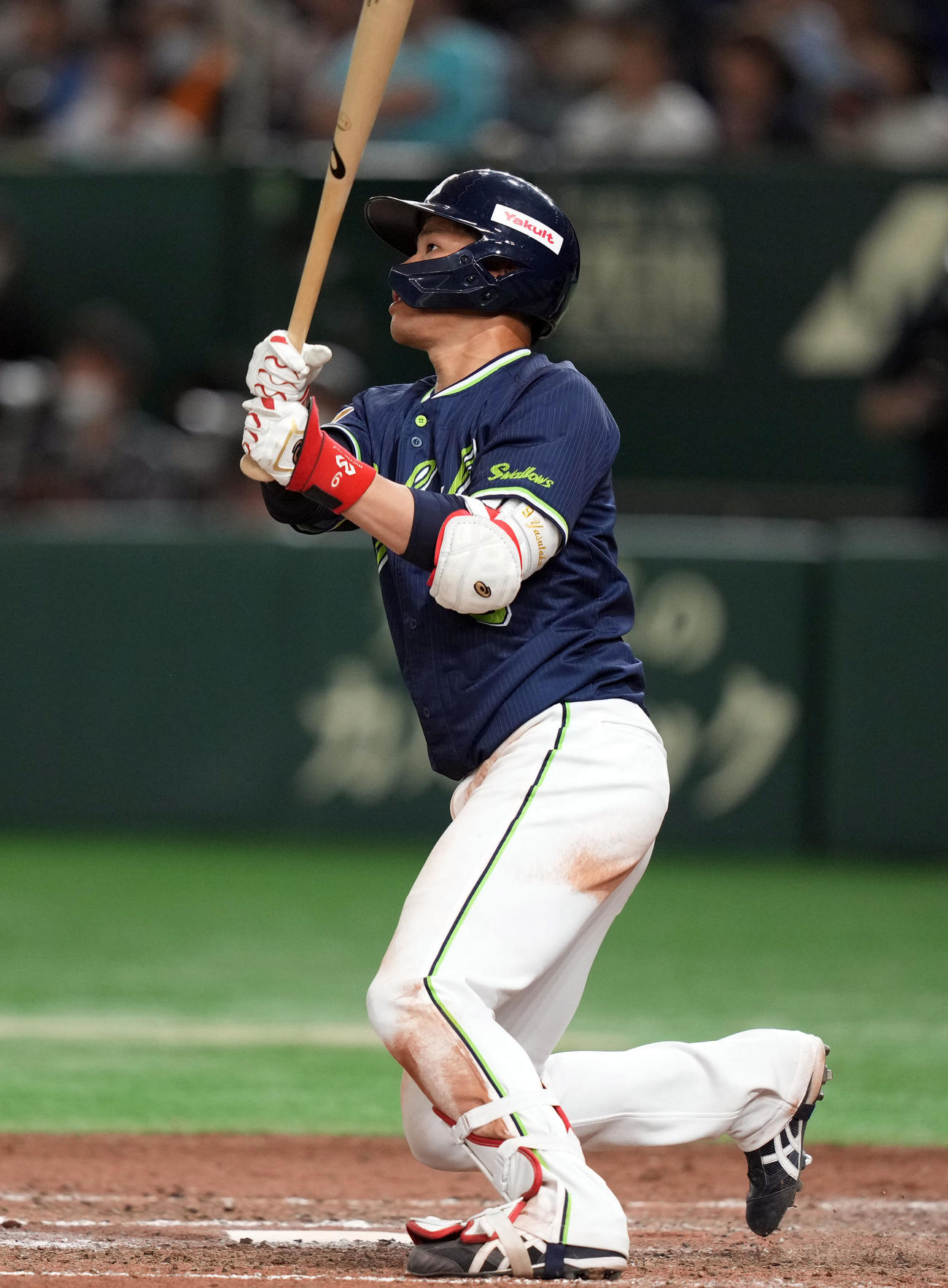 巨人対ヤクルト　7回表ヤクルト無死一塁、2点本塁打を放つ塩見（撮影・狩俣裕三）