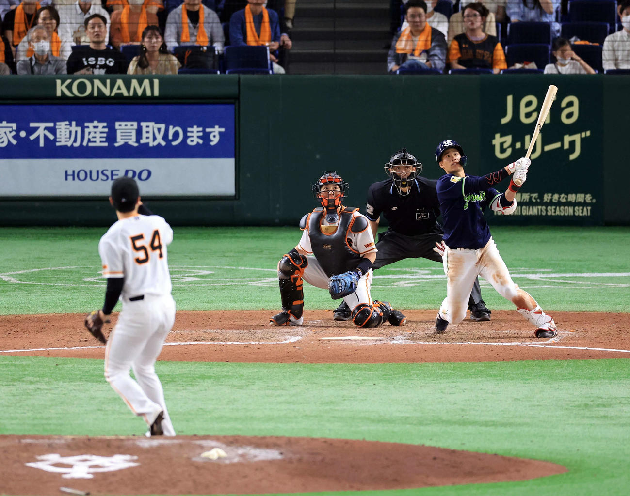 巨人対ヤクルト　7回表ヤクルト無死一塁、塩見は左越え2点本塁打を放つ。投手直江（撮影・浅見桂子）