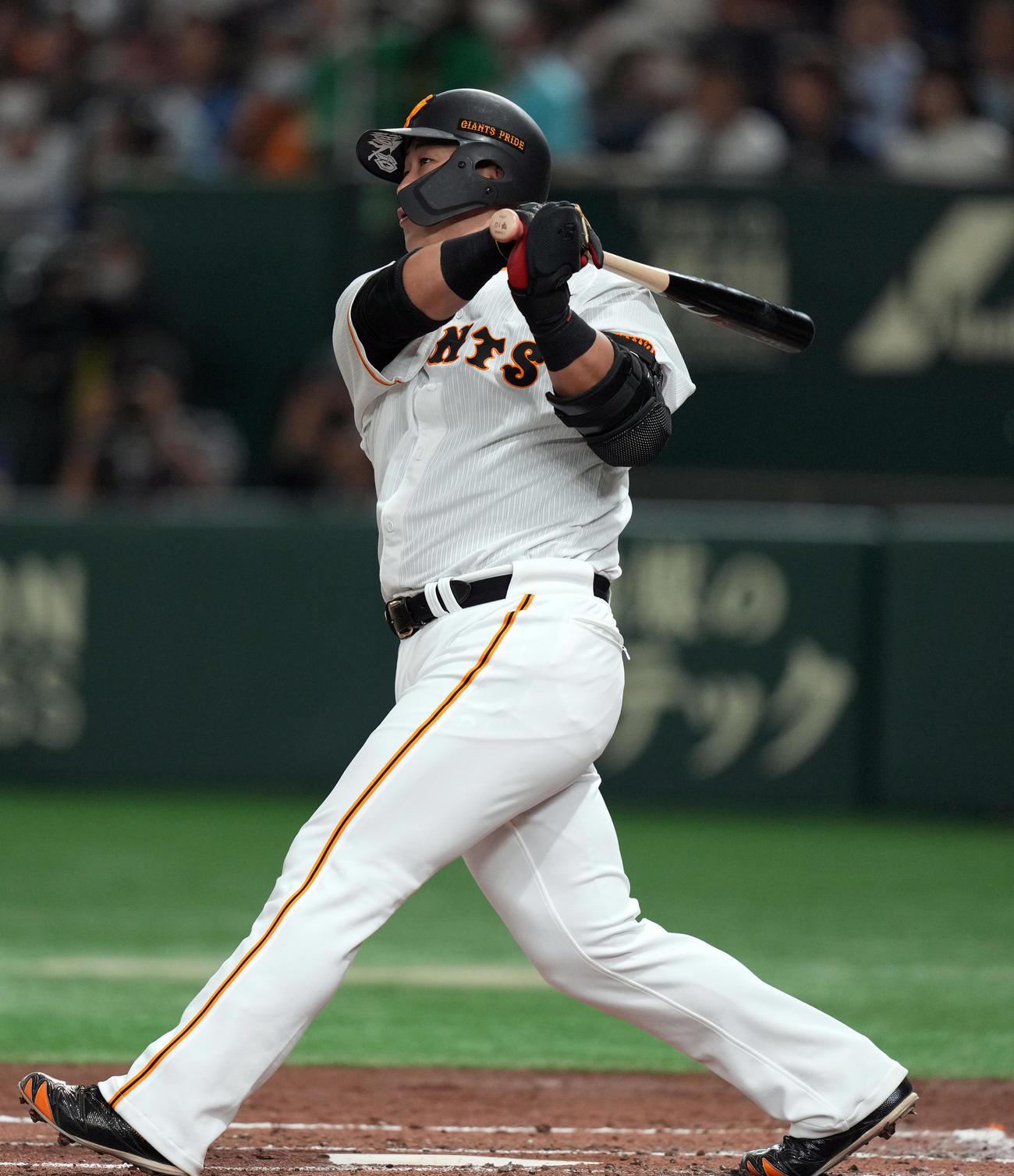巨人対ヤクルト　2回裏巨人1死、二塁打を放った後、右足を痛め、退場する中田翔（撮影・狩俣裕三）