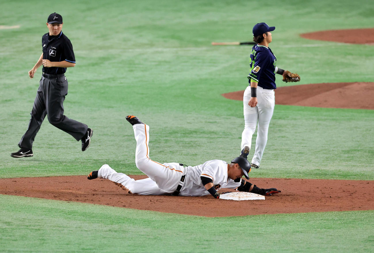 巨人対ヤクルト　2回裏巨人1死、中田翔は左二塁打を放ち、二塁に倒れ込むようにヘッドスライディングする（撮影・浅見桂子）